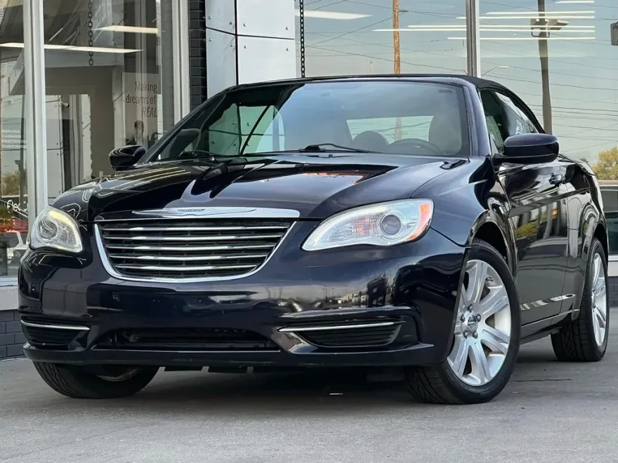 2011 Chrysler 200 Touring photo 1
