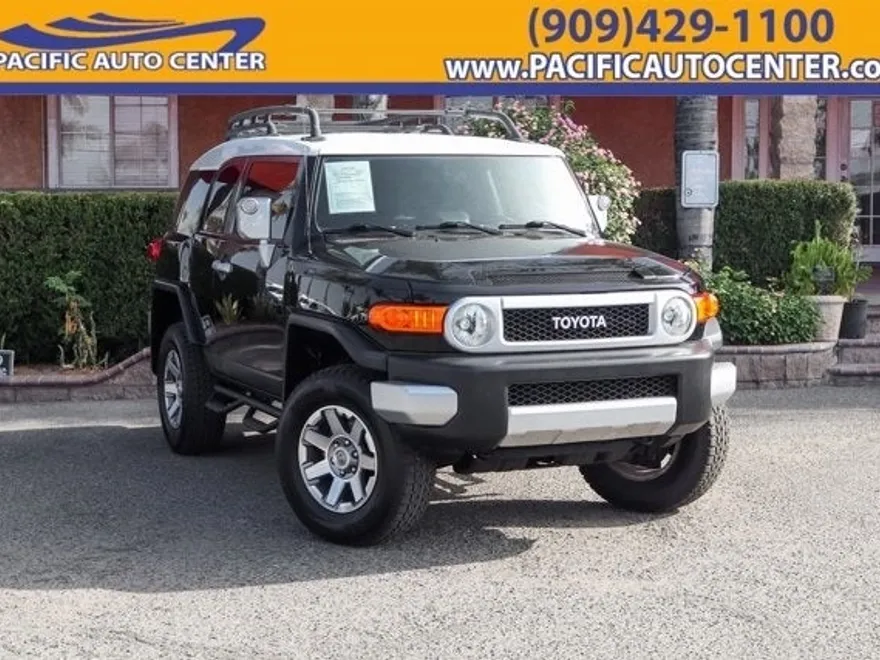 2014 Toyota FJ Cruiser Base photo 1