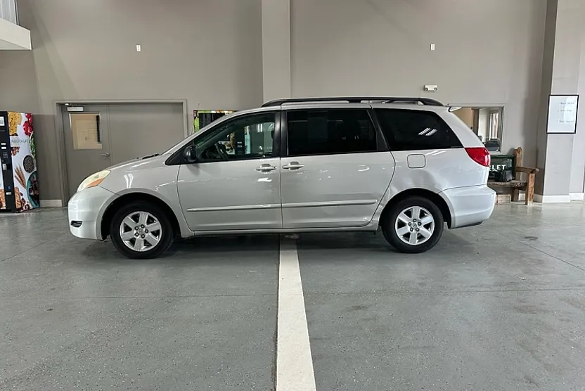 2006 Toyota Sienna LE photo 1
