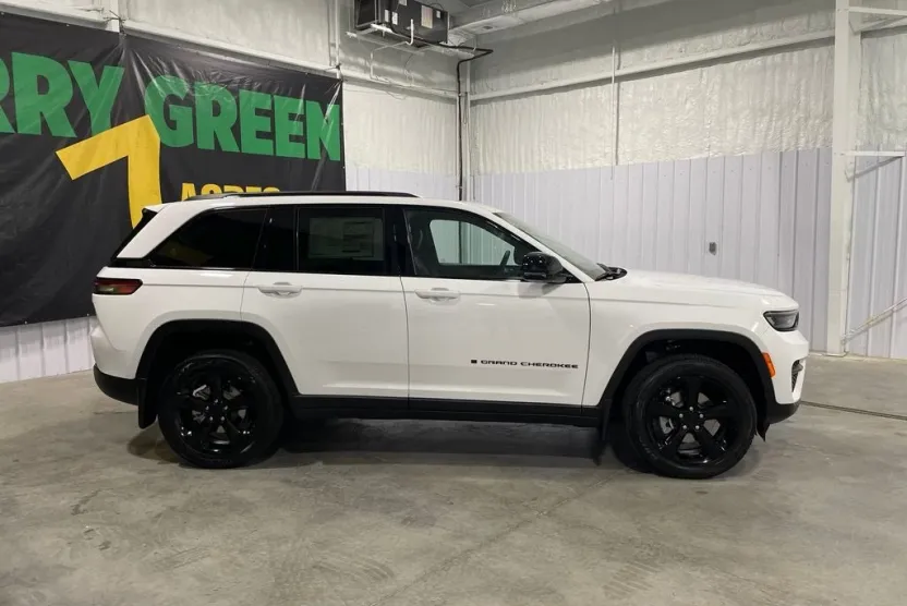 2025 Jeep Grand Cherokee Altitude photo 1