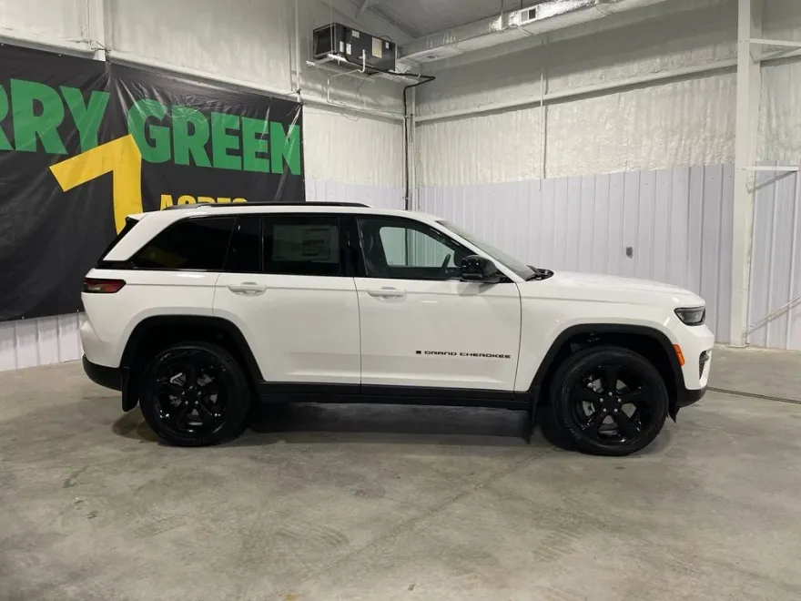 2025 Jeep Grand Cherokee Altitude photo 1