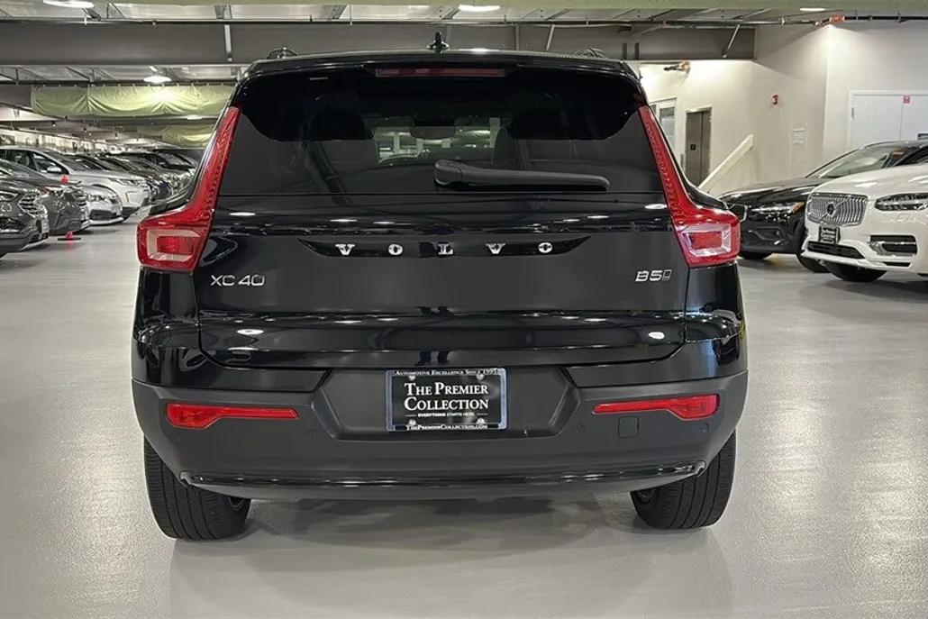 2024 Volvo XC40 Plus photo 1