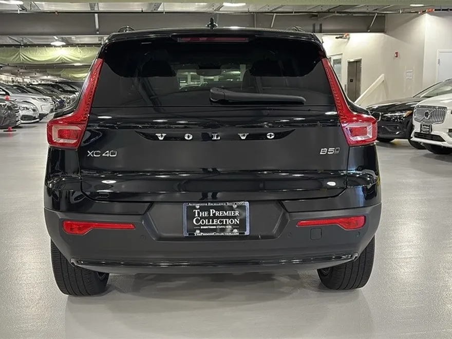 2024 Volvo XC40 Plus photo 1