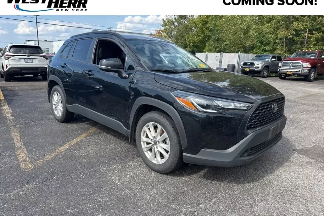 2023 Toyota Corolla Cross LE photo 1