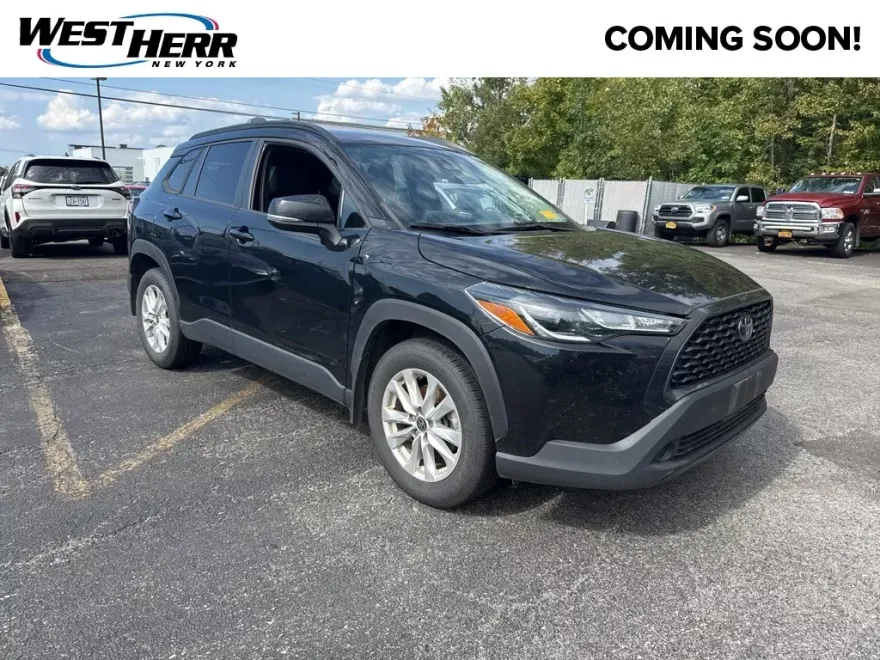 2023 Toyota Corolla Cross LE photo 1