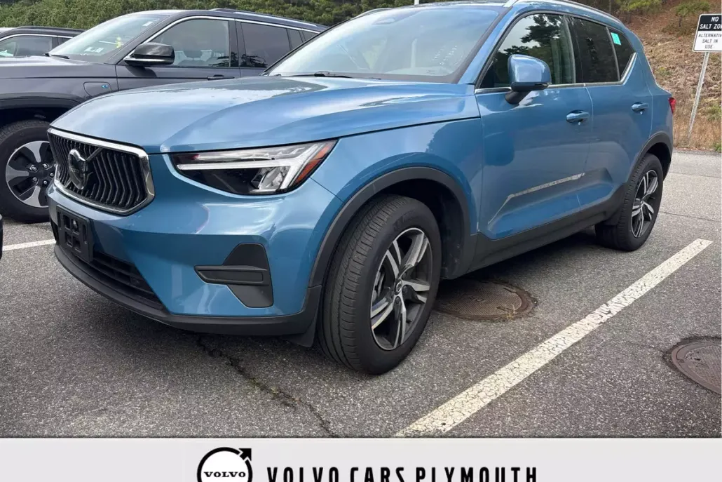 2025 Volvo XC40 Core photo 1