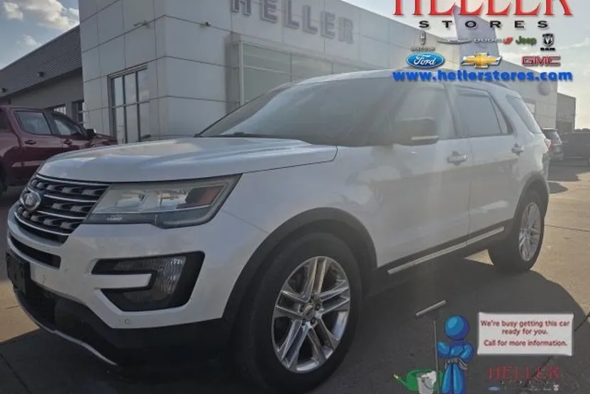 2016 Ford Explorer XLT photo 1