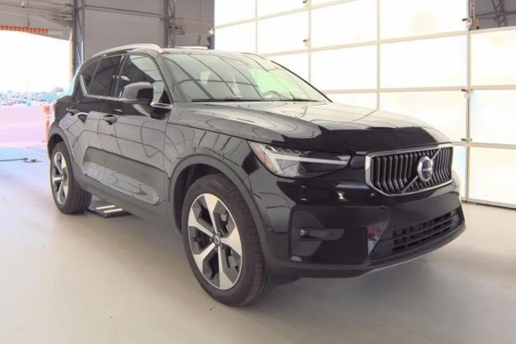 2025 Volvo XC40 Plus photo 1