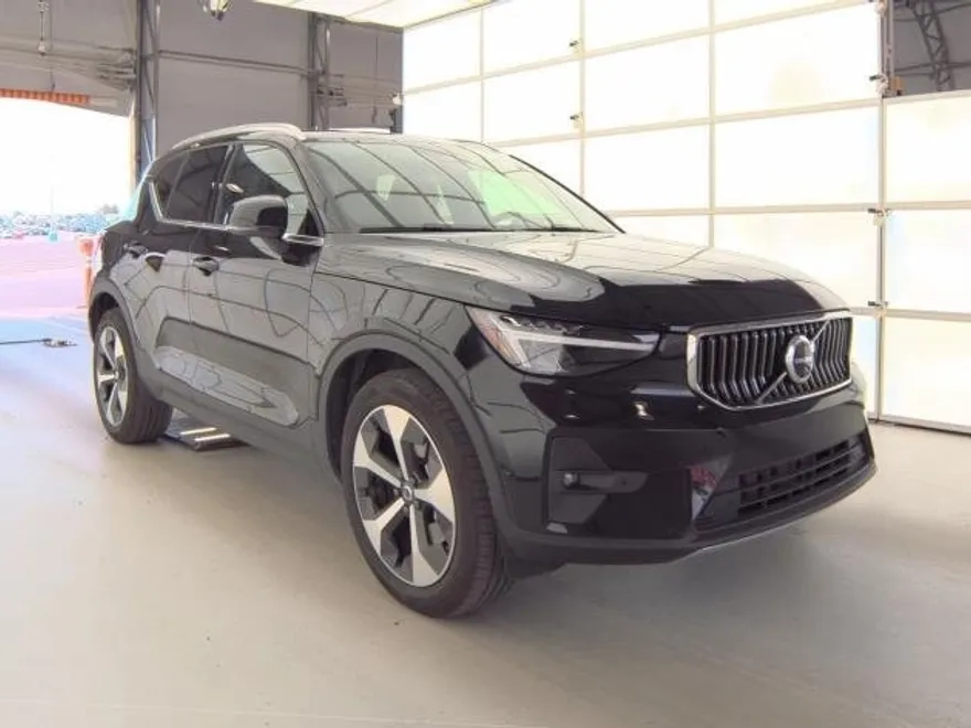 2025 Volvo XC40 Plus photo 1