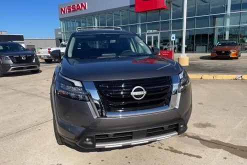 2025 Nissan Pathfinder Platinum photo 2