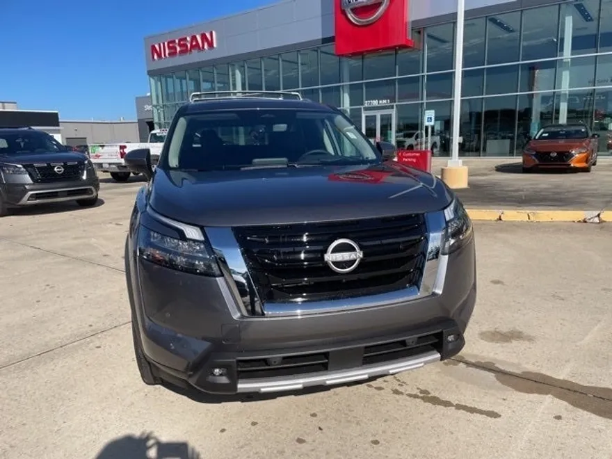 2025 Nissan Pathfinder Platinum photo 2