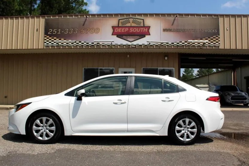2023 Toyota Corolla LE photo 1