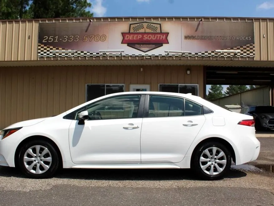 2023 Toyota Corolla LE photo 1