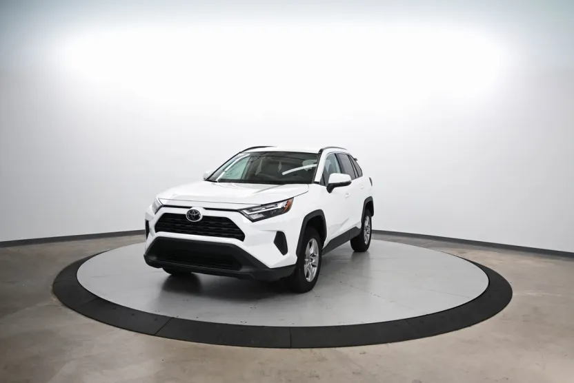 2023 Toyota RAV4 XLE photo 1