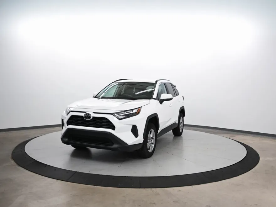2023 Toyota RAV4 XLE photo 1