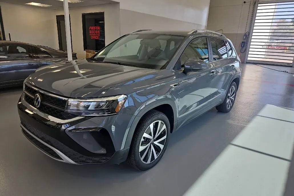 2022 Volkswagen Taos SE photo 1