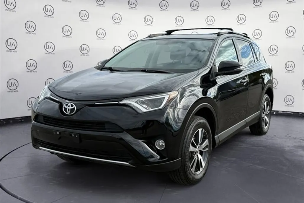 2016 Toyota RAV4 XLE photo 1