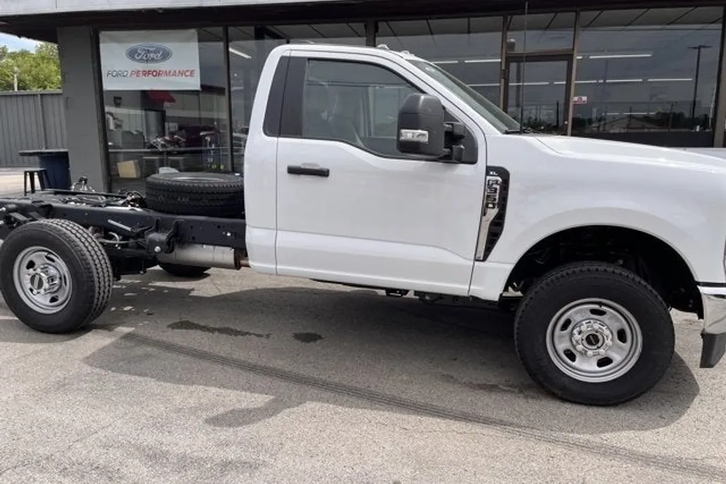 2025 Ford F-350 XL photo 1