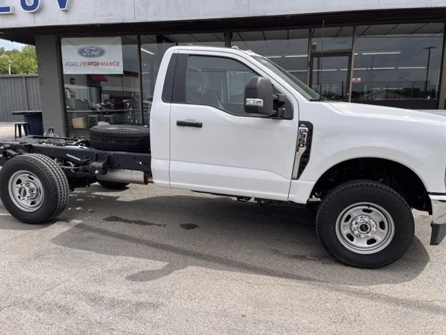 2025 Ford F-350 XL photo 1