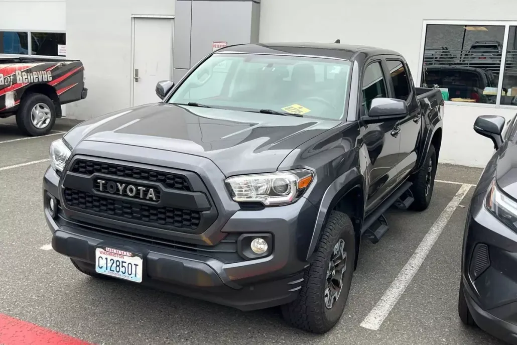 2017 Toyota Tacoma SR5 photo 1