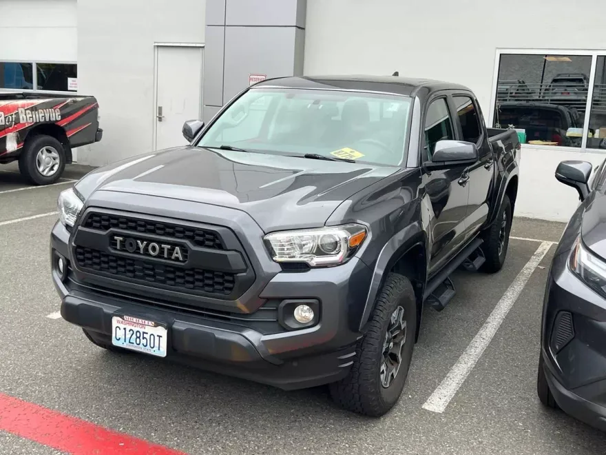 2017 Toyota Tacoma SR5 photo 1