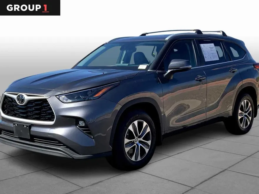 2023 Toyota Highlander XLE photo 1