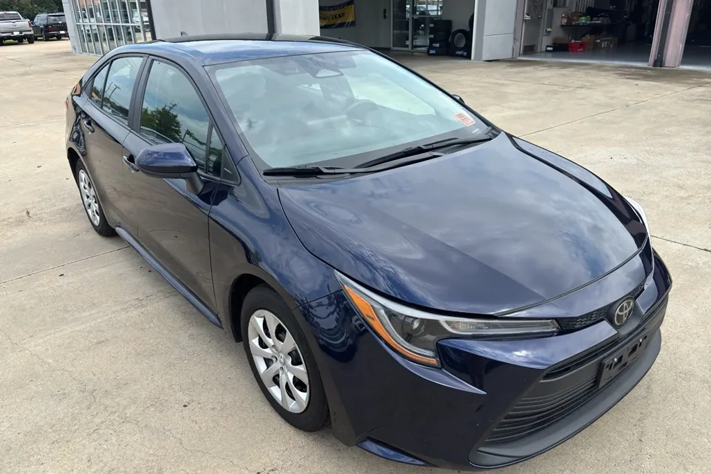 2024 Toyota Corolla LE photo 1