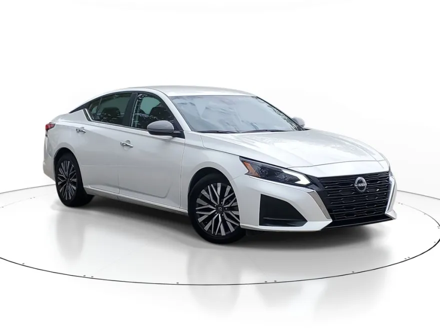 2023 Nissan Altima 2.5 SV photo 1