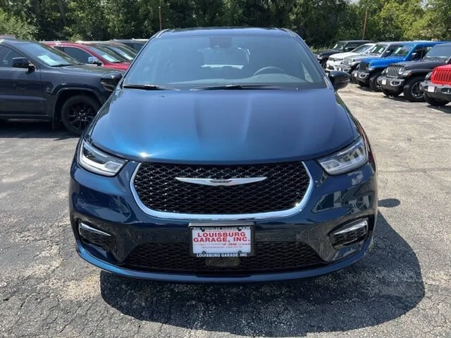 2025 Chrysler Pacifica photo 1