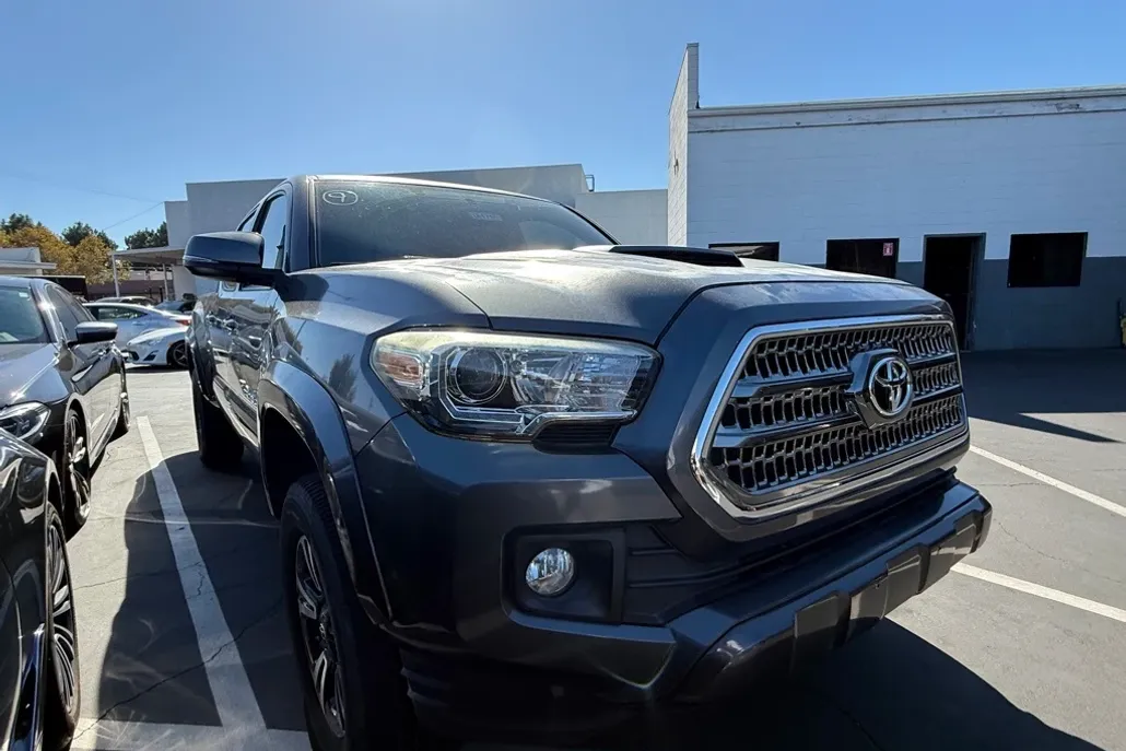 2017 Toyota Tacoma TRD Sport photo 1