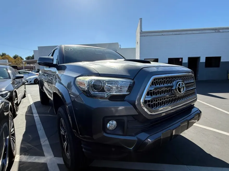 2017 Toyota Tacoma TRD Sport photo 1