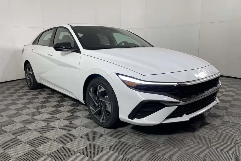 2025 Hyundai Elantra SEL Sport photo 1