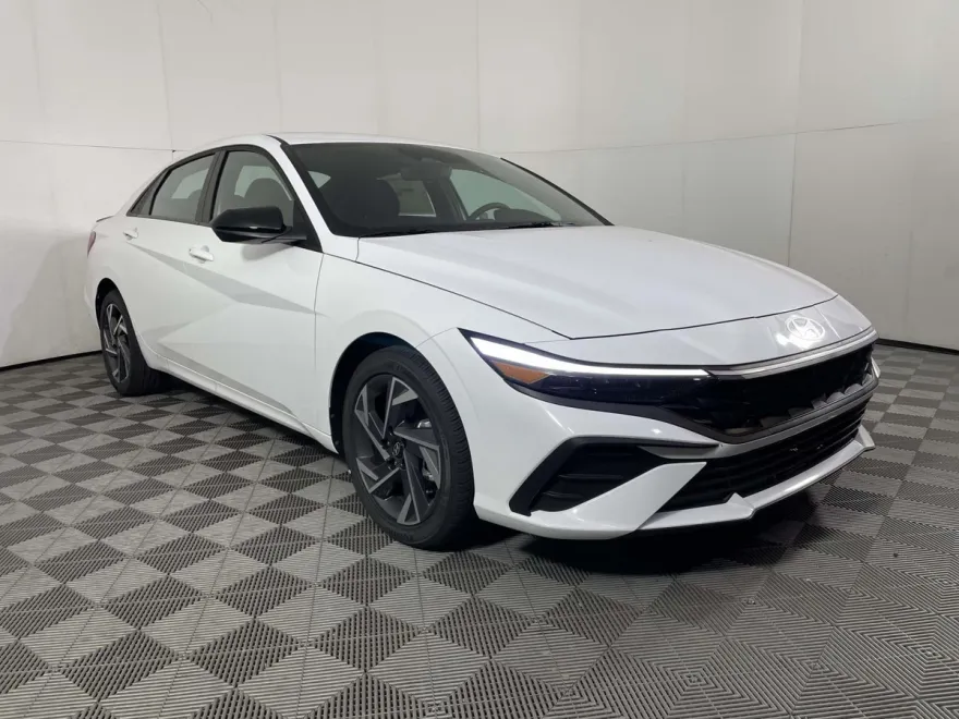 2025 Hyundai Elantra SEL Sport photo 1