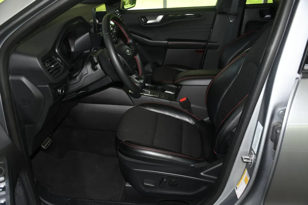 2024 Ford Escape ST-Line photo 1