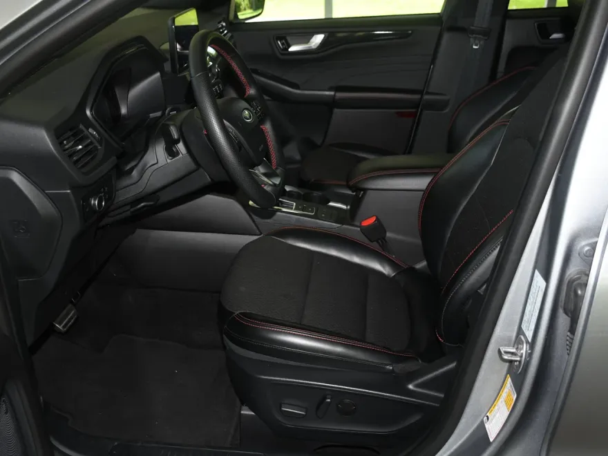 2024 Ford Escape ST-Line photo 1