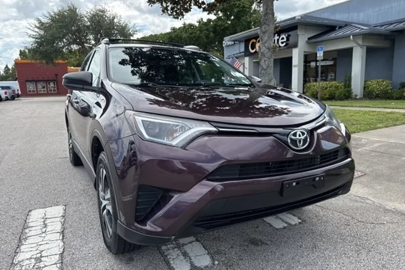 2016 Toyota RAV4 LE photo 1