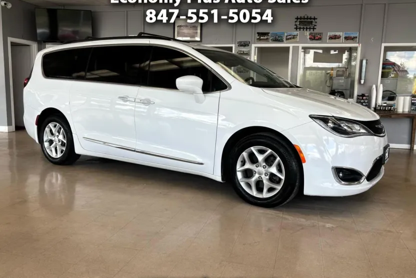 2017 Chrysler Pacifica Touring L photo 1