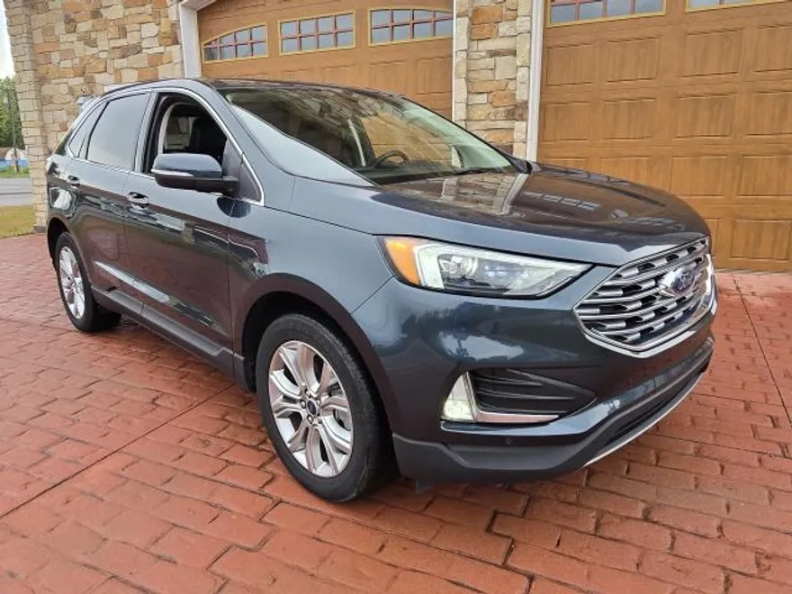 2022 Ford Edge Titanium photo 1