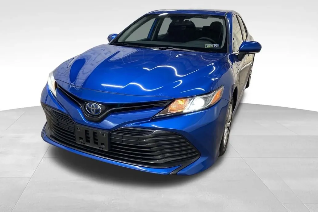 2019 Toyota Camry Hybrid LE photo 1
