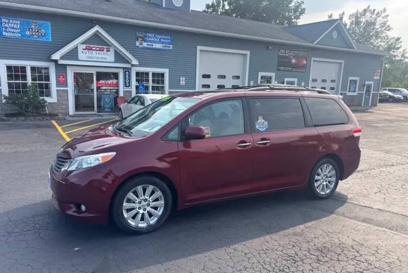 2014 Toyota Sienna XLE photo 1