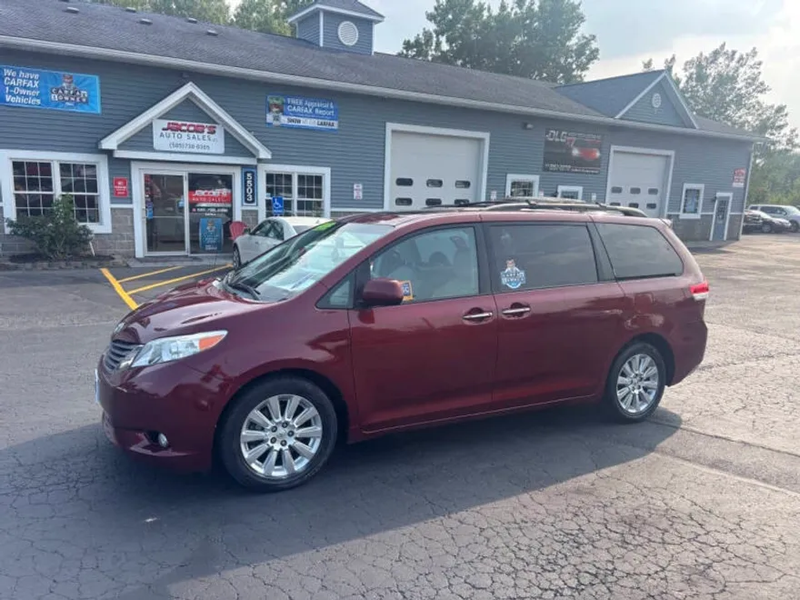 2014 Toyota Sienna XLE photo 1