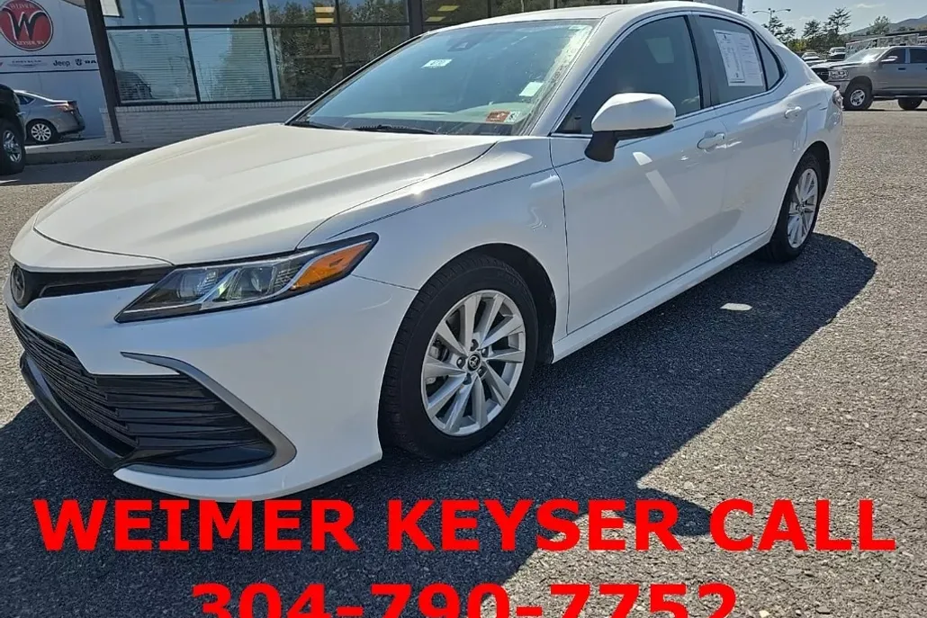2023 Toyota Camry LE photo 1
