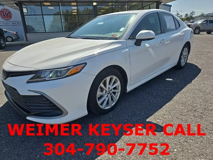 2023 Toyota Camry LE photo 1
