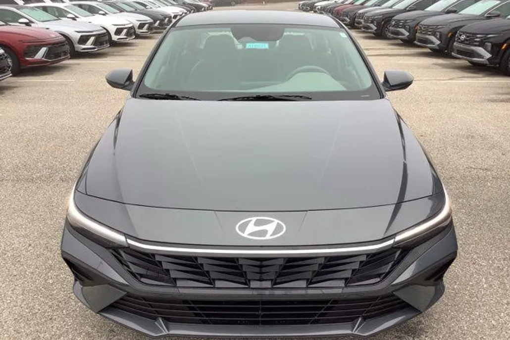 2025 Hyundai Elantra SE photo 1