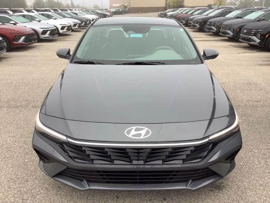 2025 Hyundai Elantra SE photo 1