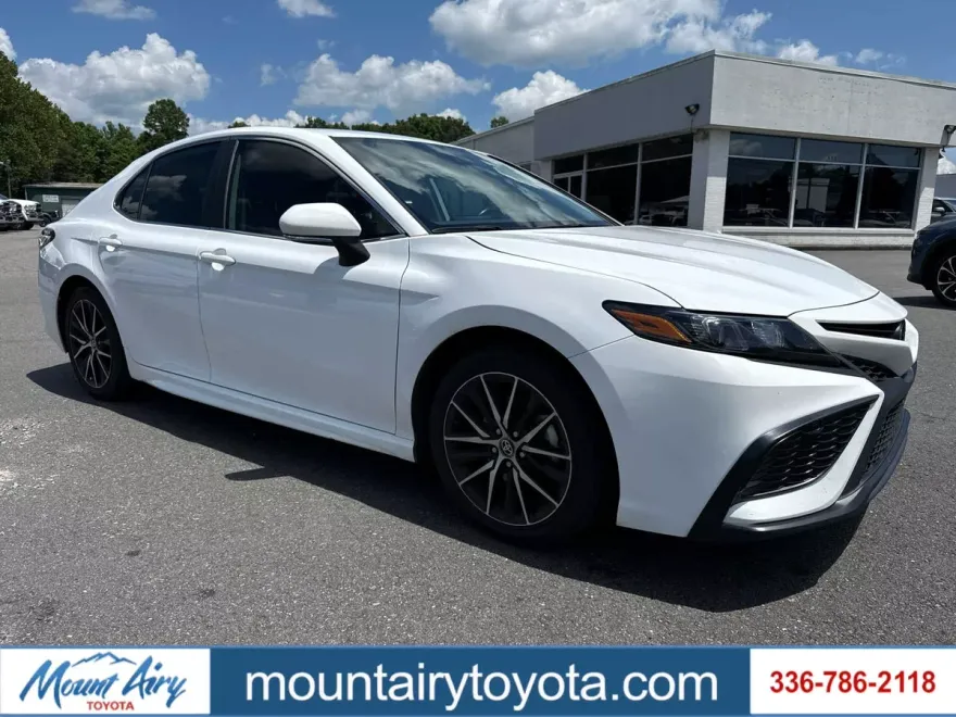 2023 Toyota Camry SE photo 1