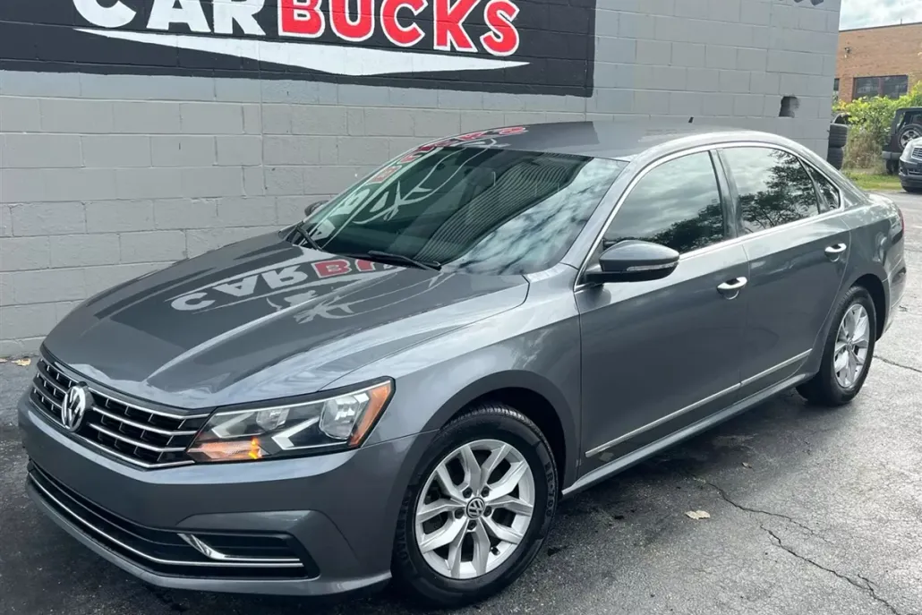 2016 Volkswagen Passat S photo 1