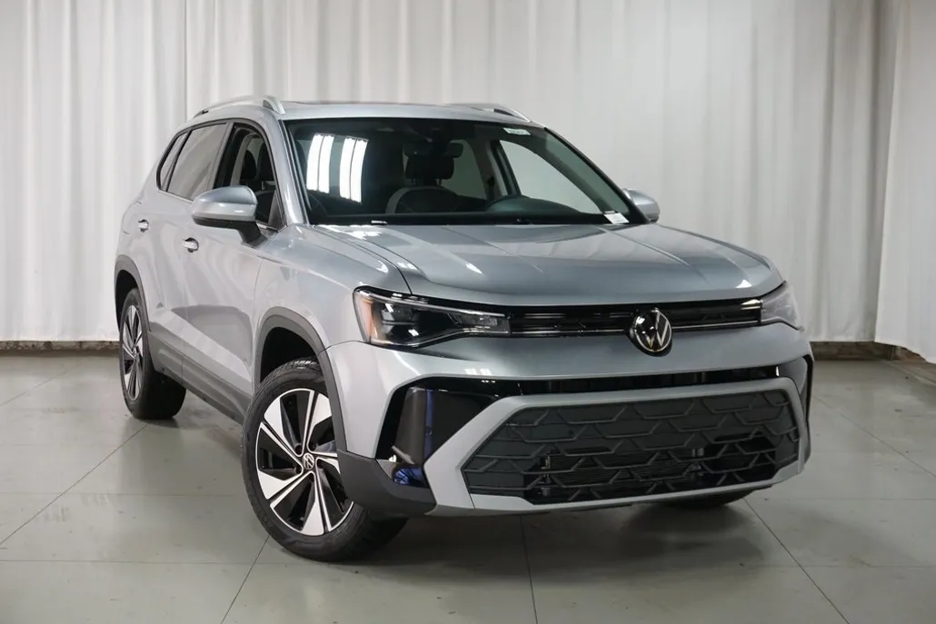 2025 Volkswagen Taos SE photo 1