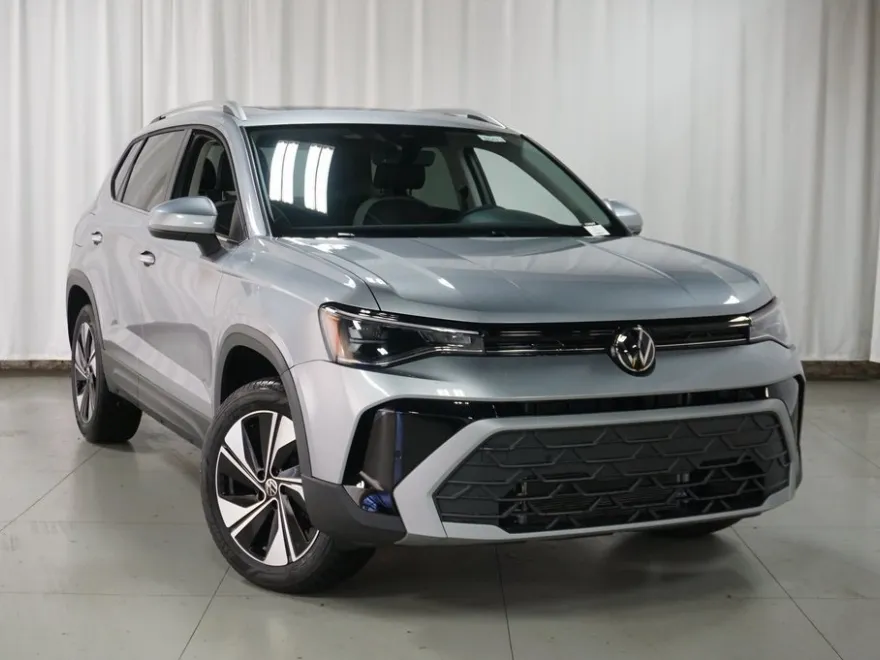2025 Volkswagen Taos SE photo 1