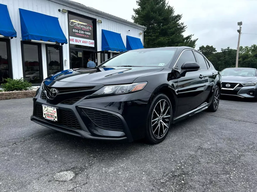 2021 Toyota Camry SE photo 1